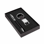 Kit ejecutivo personalizado con bolígrafo metálico, llavero de curpiel y caja de regalo para empresas.