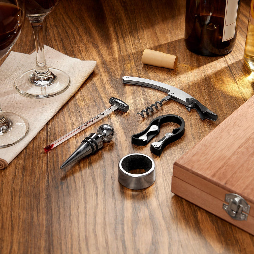 Set para vino en caja de madera con accesorios personalizado para regalos corporativos.