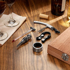 Set para vino en caja de madera con accesorios personalizado para regalos corporativos.