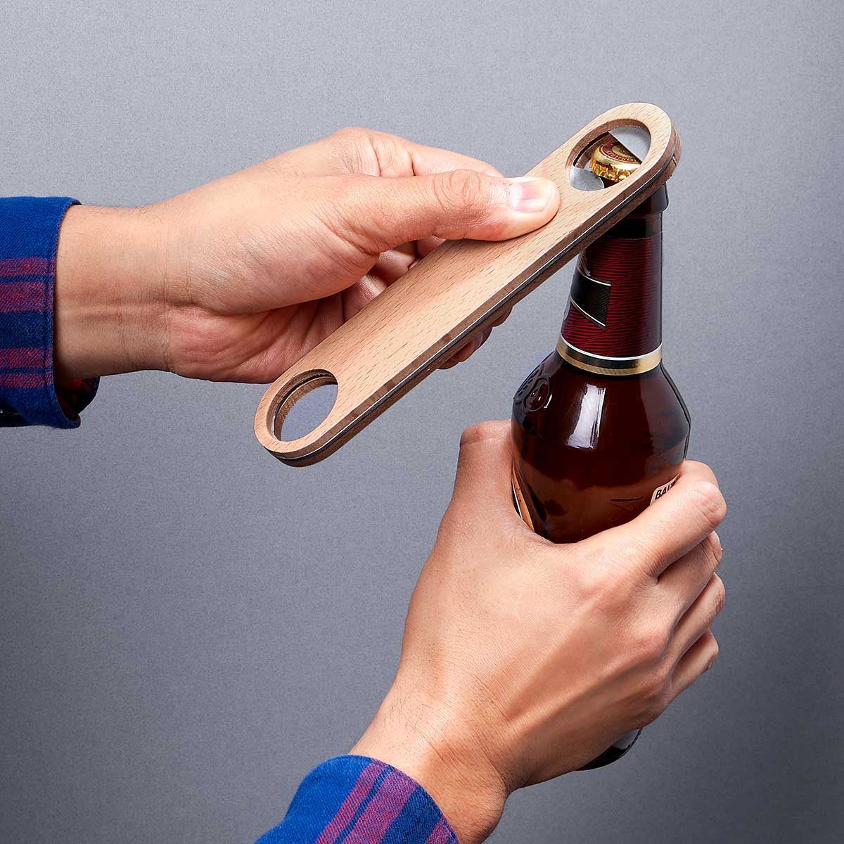 Destapador de madera de haya y metal personalizado con argolla para empresas y eventos.
