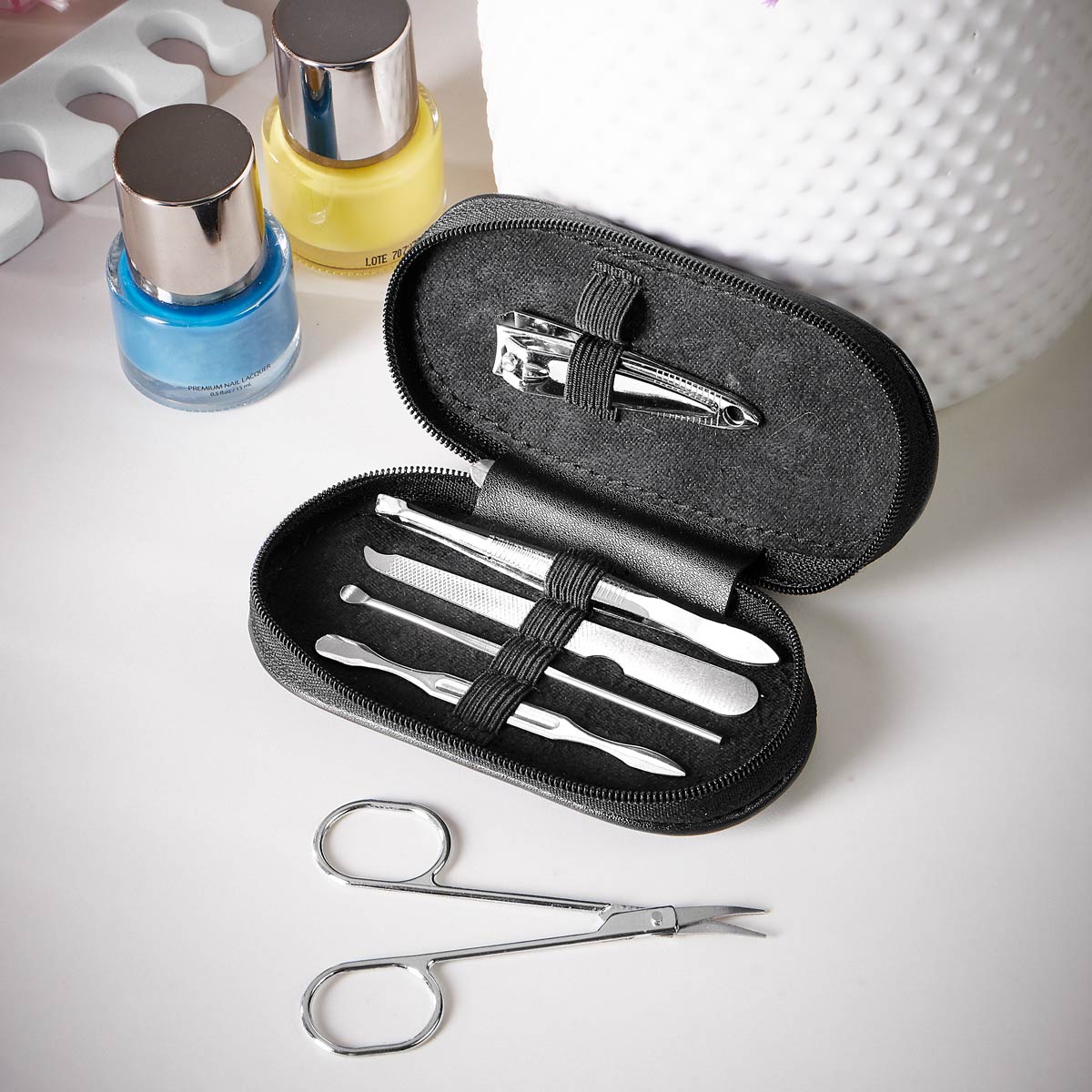 Set de manicure de seis accesorios en estuche de curpiel personalizado para empresas y marcas de belleza.