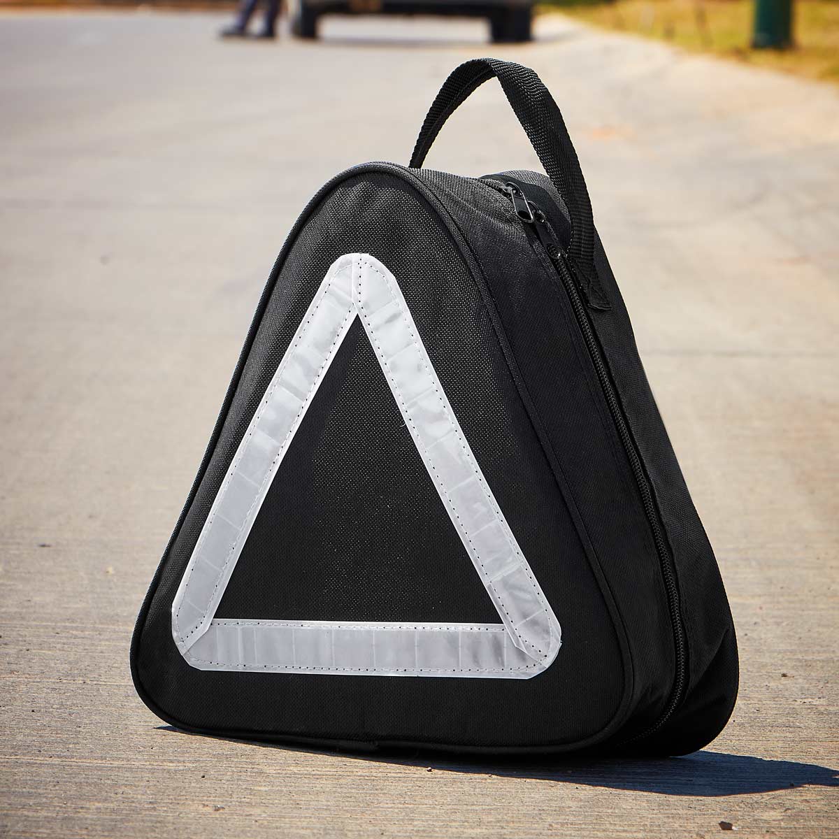 Kit de emergencia para automóvil con cables pasa corriente, linterna y poncho personalizado para empresas.