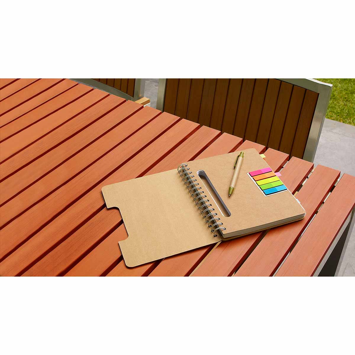 Libreta ecológica personalizada con 100 hojas, bolígrafo y banderillas de colores para empresas.