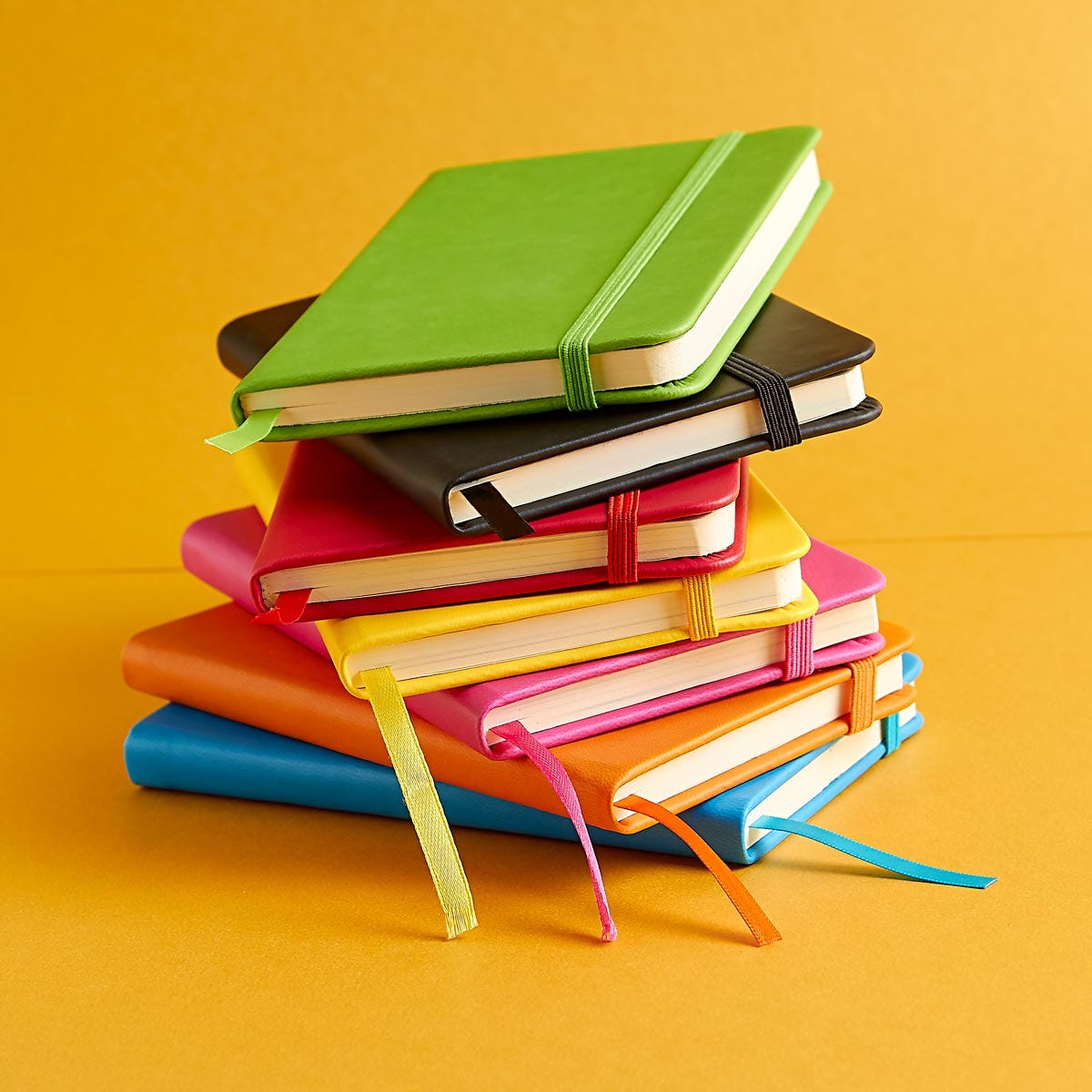Libreta ejecutiva de curpiel personalizada con 80 hojas, separador y cierre elástico para empresas.