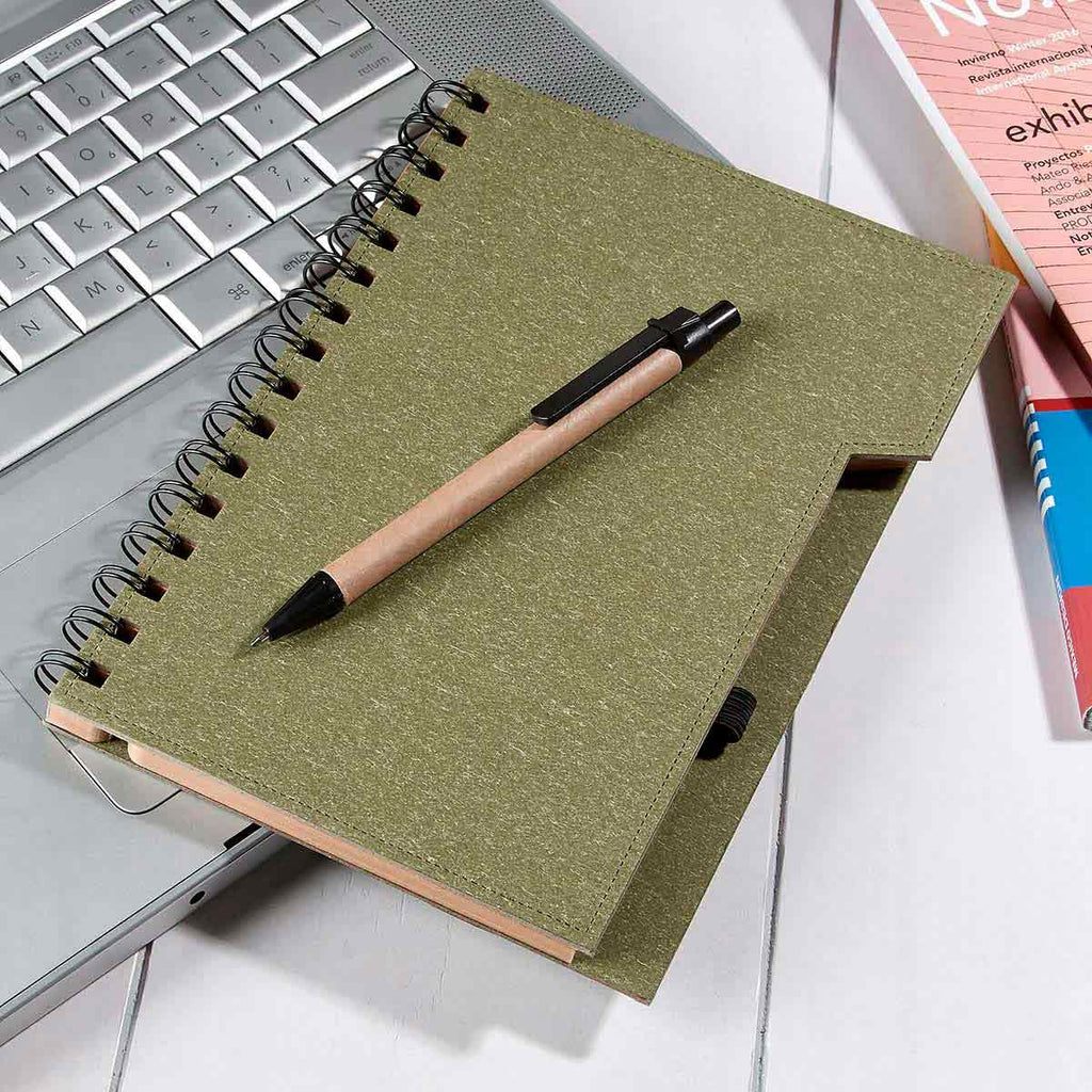 Libreta de papel reciclado personalizada con bolígrafo ecológico y espiral metálico para empresas.