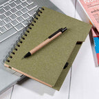 Libreta de papel reciclado personalizada con bolígrafo ecológico y espiral metálico para empresas.