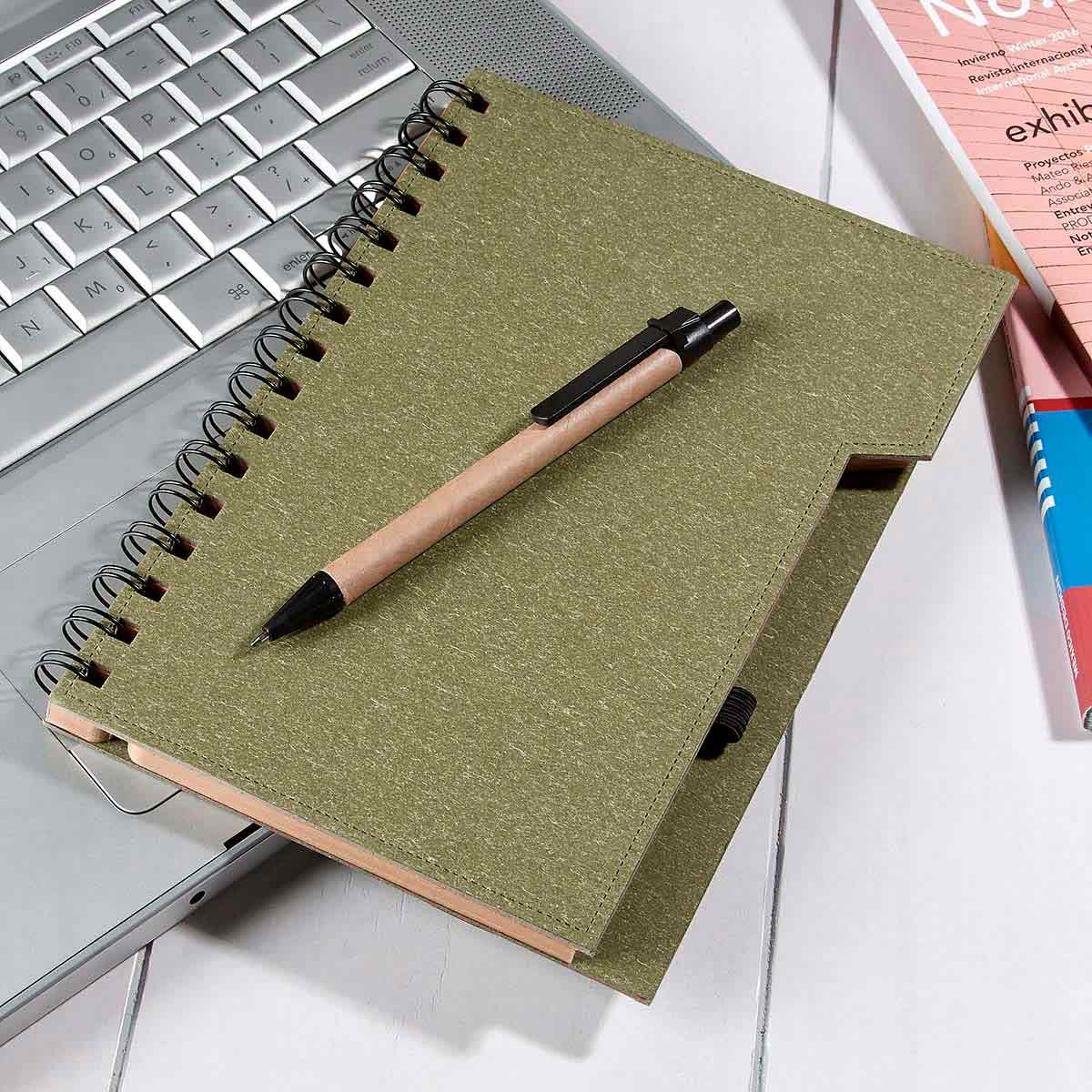Libreta de papel reciclado personalizada con bolígrafo ecológico y espiral metálico para empresas.