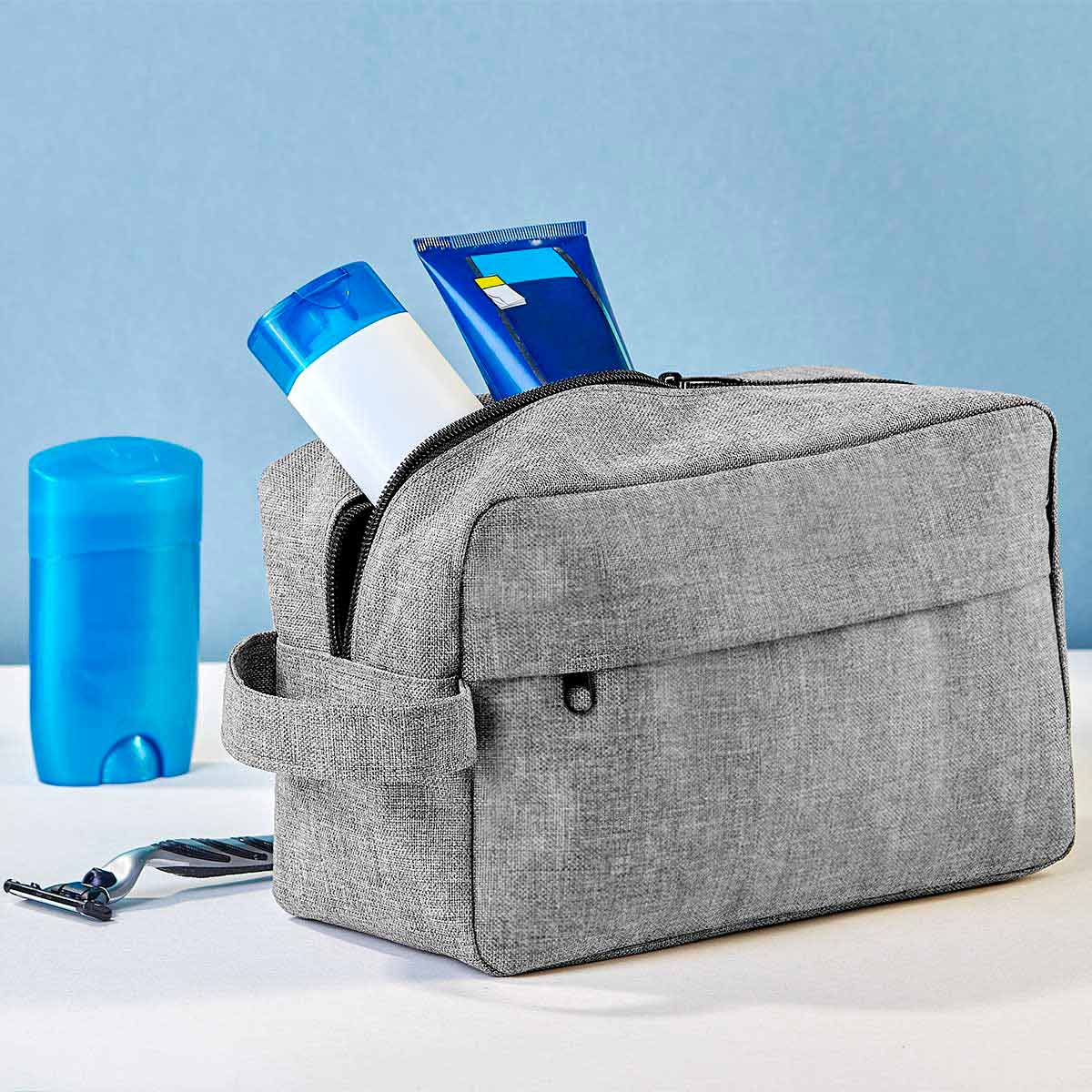 Neceser de viaje de poliéster personalizado con asa y compartimentos con cierre para empresas.