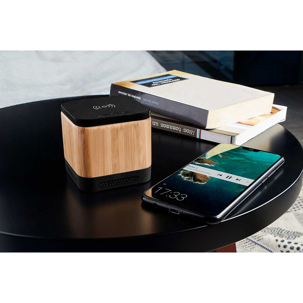 Bocina Bluetooth personalizada con cargador inalámbrico y acabado en bambú para regalos corporativos y promocionales tecnológicos.
