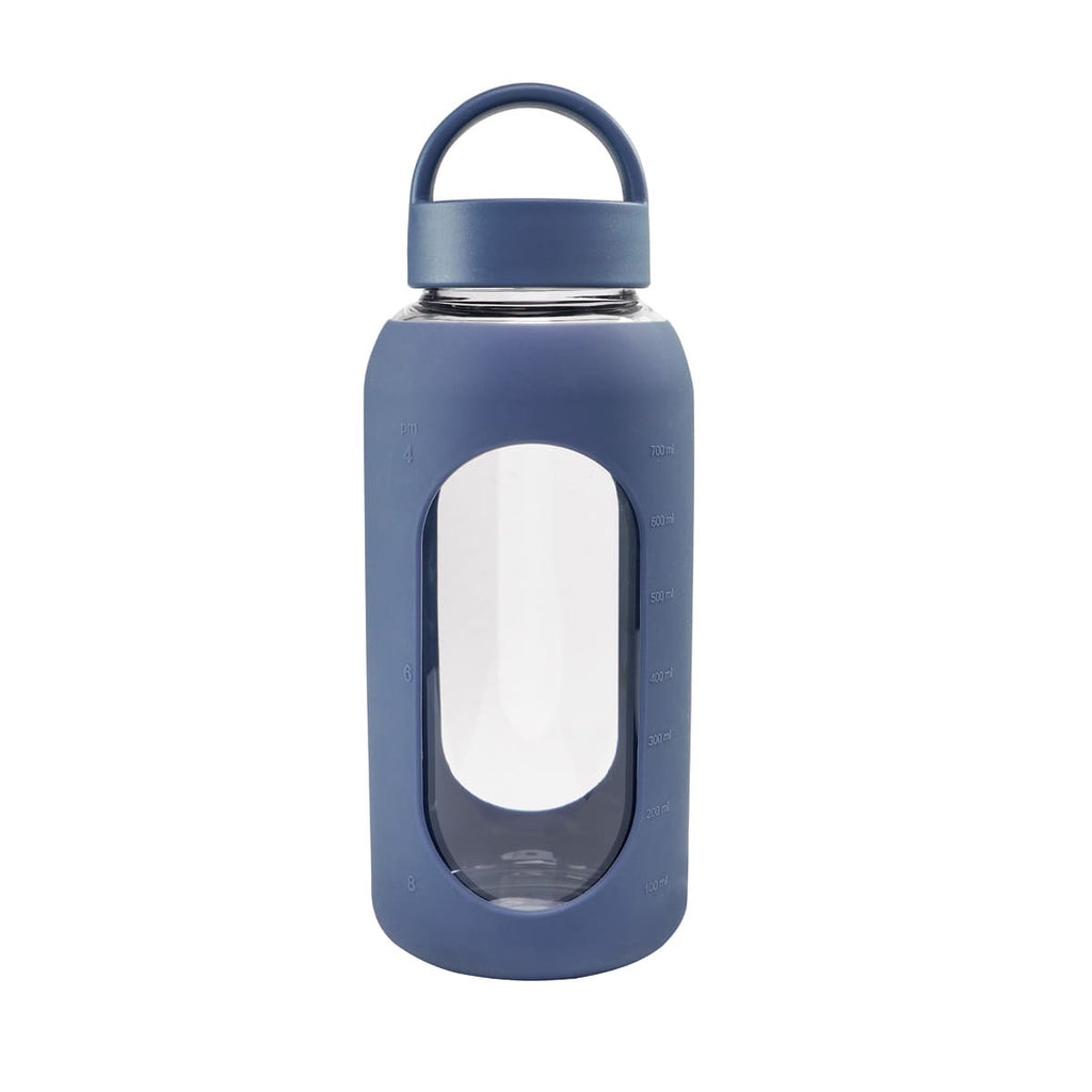Cilindro de vidrio personalizado de 800 ml con manga de silicón graduada, tapa de rosca y asa para empresas.