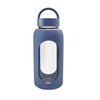 Cilindro de vidrio personalizado de 800 ml con manga de silicón graduada, tapa de rosca y asa para empresas.