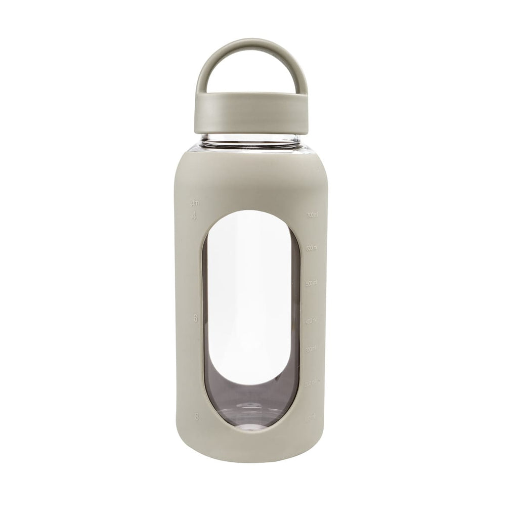 Cilindro de vidrio personalizado de 800 ml con manga de silicón graduada, tapa de rosca y asa para empresas.
