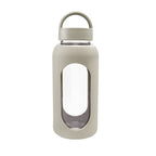Cilindro de vidrio personalizado de 800 ml con manga de silicón graduada, tapa de rosca y asa para empresas.