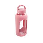 Cilindro de vidrio personalizado de 800 ml con manga de silicón graduada, tapa de rosca y asa para empresas.