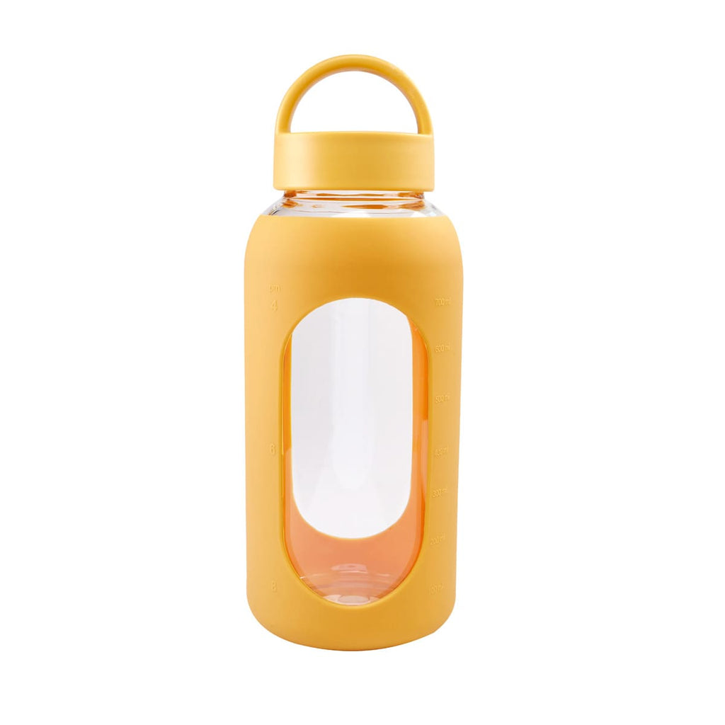 Cilindro de vidrio personalizado de 800 ml con manga de silicón graduada, tapa de rosca y asa para empresas.