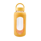Cilindro de vidrio personalizado de 800 ml con manga de silicón graduada, tapa de rosca y asa para empresas.