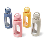 Cilindro de vidrio personalizado de 800 ml con manga de silicón graduada, tapa de rosca y asa para empresas.
