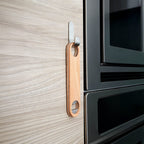 Destapador de madera de haya y metal personalizado con argolla para empresas y eventos.