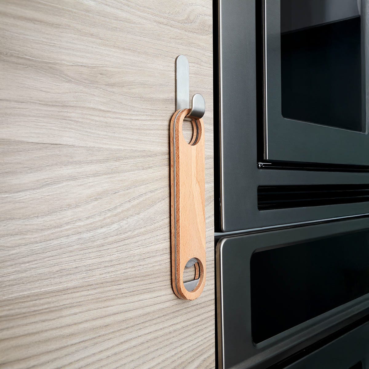 Destapador de madera de haya y metal personalizado con argolla para empresas y eventos.