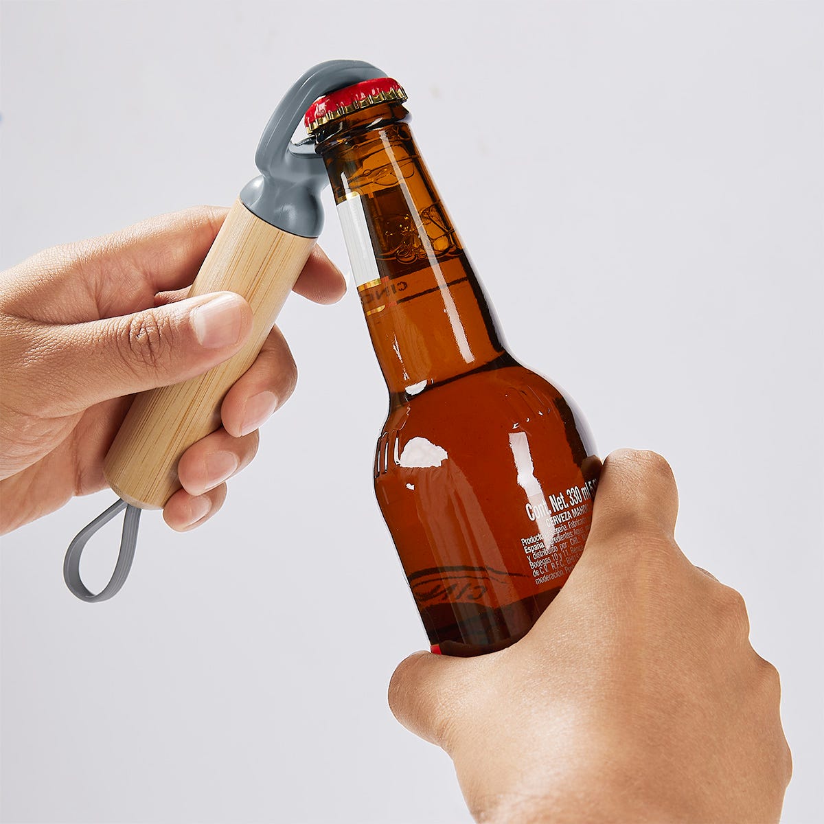 Destapador de bambú y acero inoxidable con asa de silicón personalizado para empresas.