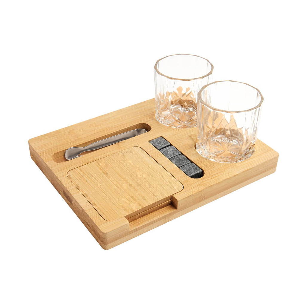 Set de bar con base de bambú, vasos de whisky y accesorios personalizado para regalos corporativos.