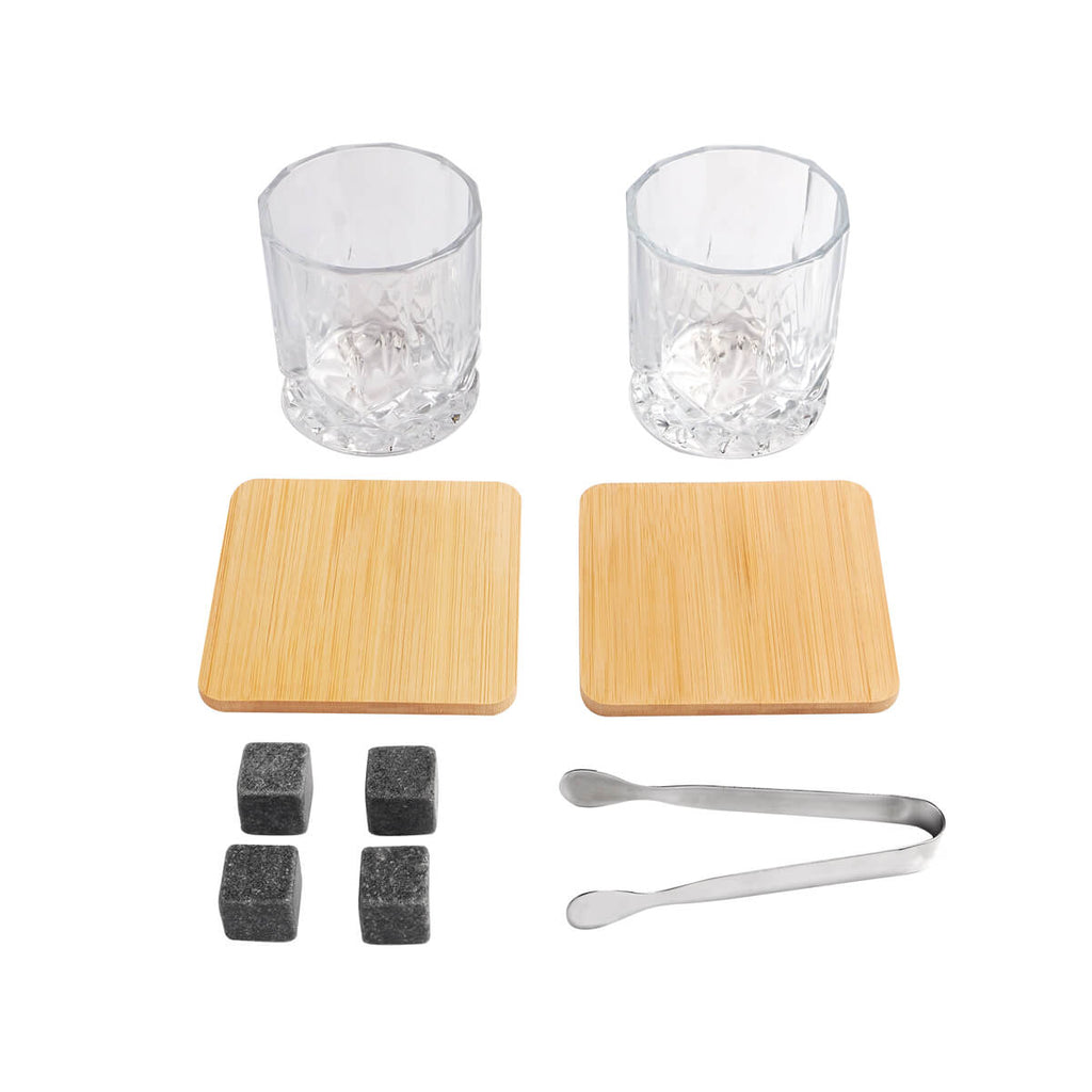 Set de bar con base de bambú, vasos de whisky y accesorios personalizado para regalos corporativos.