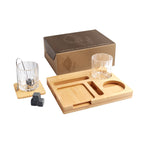 Set de bar con base de bambú, vasos de whisky y accesorios personalizado para regalos corporativos.