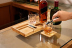 Set de bar con base de bambú, vasos de whisky y accesorios personalizado para regalos corporativos.