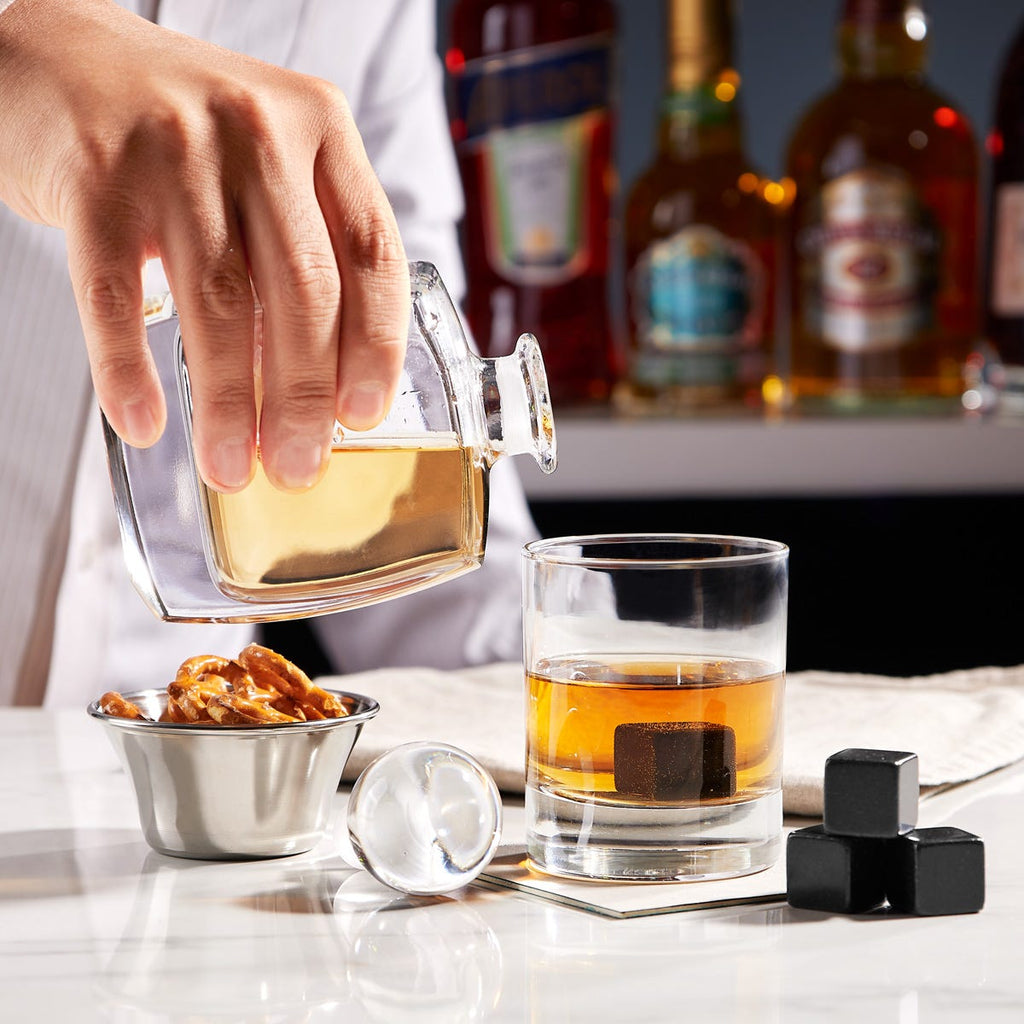 Set de bar con licorera, vaso de cristal y enfriadores de piedra en caja de madera personalizada.