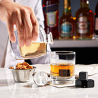 Set de bar con licorera, vaso de cristal y enfriadores de piedra en caja de madera personalizada.