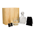 Set de bar con licorera, vaso de cristal y enfriadores de piedra en caja de madera personalizada.