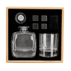 Set de bar con licorera, vaso de cristal y enfriadores de piedra en caja de madera personalizada.