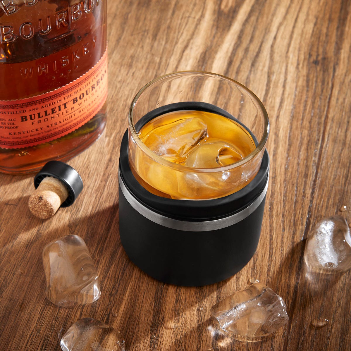 Vaso de cristal para whisky con porta vaso de acero inoxidable personalizado para regalos corporativos.
