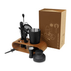 Set de mixología con shaker de acero inoxidable y soporte de bambú personalizado para empresas.