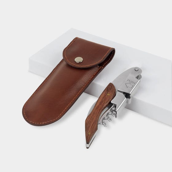 Sacacorchos de acero inoxidable con mango de madera y funda de curpiel personalizado para empresas.