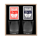 Set de bar con dos vasos de cristal para whisky, dos barajas y estuche de madera personalizable para regalos corporativos.