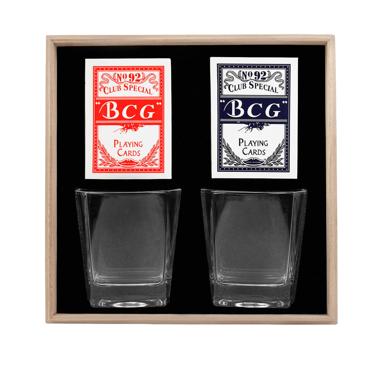 Set de bar con dos vasos de cristal para whisky, dos barajas y estuche de madera personalizable para regalos corporativos.