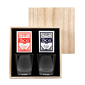 Set de bar con dos vasos de cristal para whisky, dos barajas y estuche de madera personalizable para regalos corporativos.