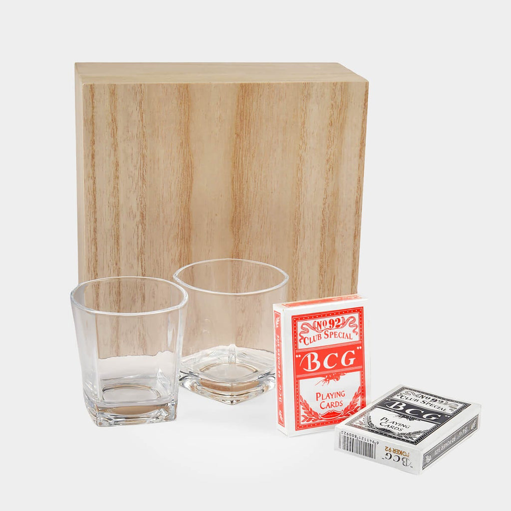 Set de bar con dos vasos de cristal para whisky, dos barajas y estuche de madera personalizable para regalos corporativos.
