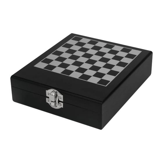 Set para vino con accesorios y tablero de ajedrez integrado en estuche de madera personalizado para regalos corporativos.