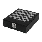 Set para vino con accesorios y tablero de ajedrez integrado en estuche de madera personalizado para regalos corporativos.