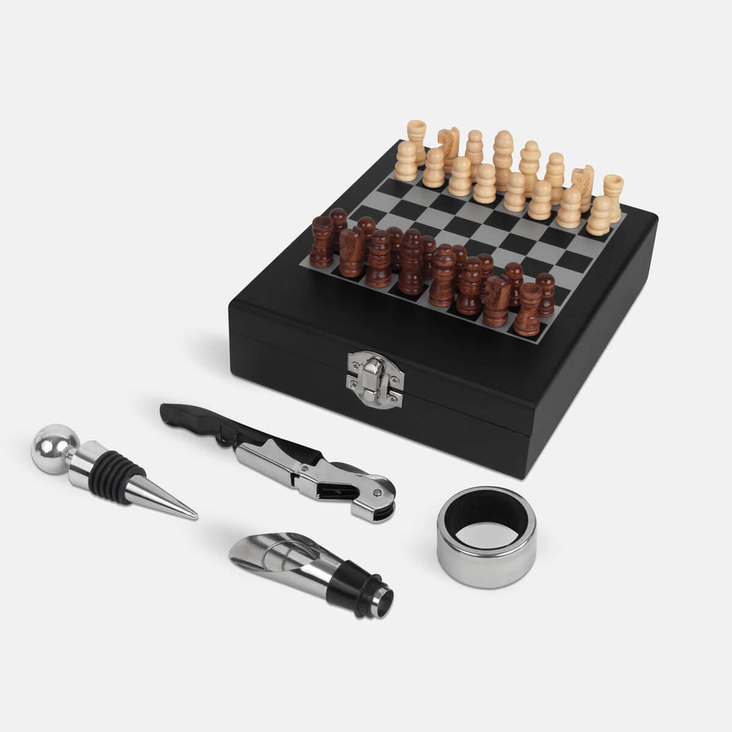 Set para vino con accesorios y tablero de ajedrez integrado en estuche de madera personalizado para regalos corporativos.
