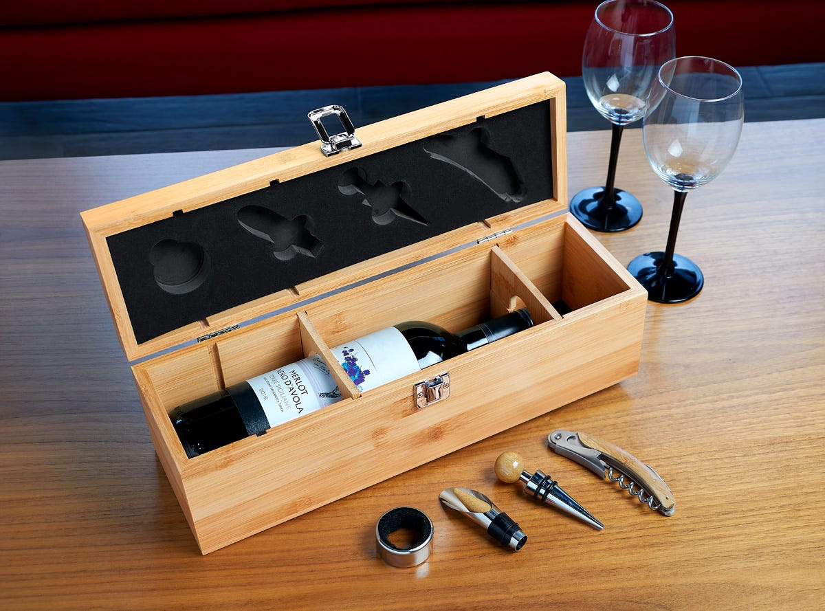 Estuche de bambú para botella de vino con accesorios personalizado para regalos corporativos.