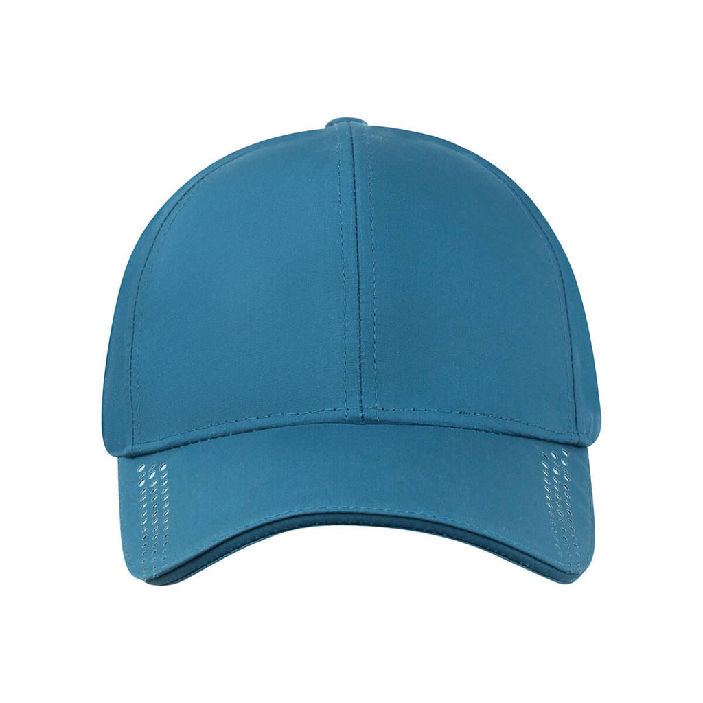 Gorra promocional personalizada de poliéster con visera rígida y ajuste metálico para empresas y eventos corporativos.