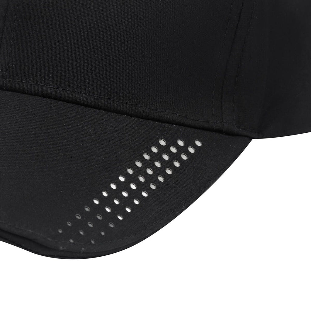 Gorra promocional personalizada de poliéster con visera rígida y ajuste metálico para empresas y eventos corporativos.