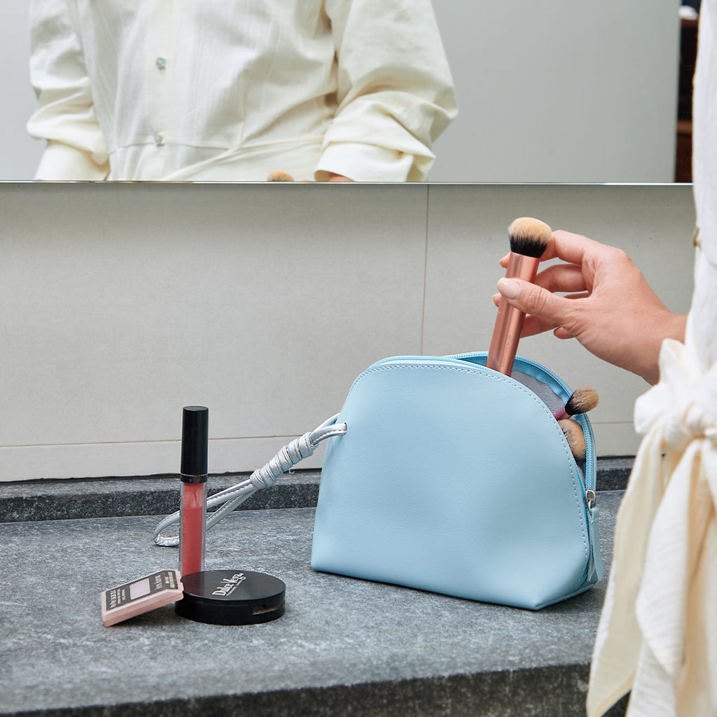 Cosmetiquera de curpiel con fuelle, compartimento principal con cierre y asa, personalizable para empresas.