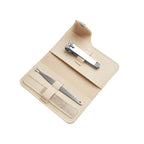 Set de manicure de tres accesorios con cortaúñas, lima y removedor de cutícula en estuche de curpiel personalizado.