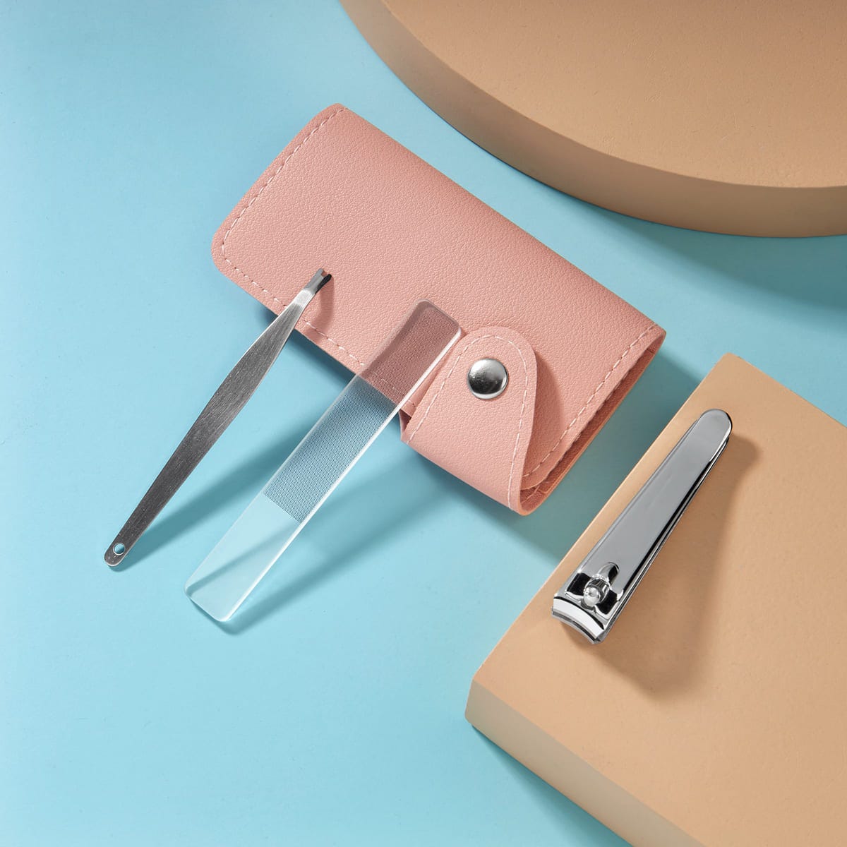 Set de manicure de tres accesorios con cortaúñas, lima y removedor de cutícula en estuche de curpiel personalizado.