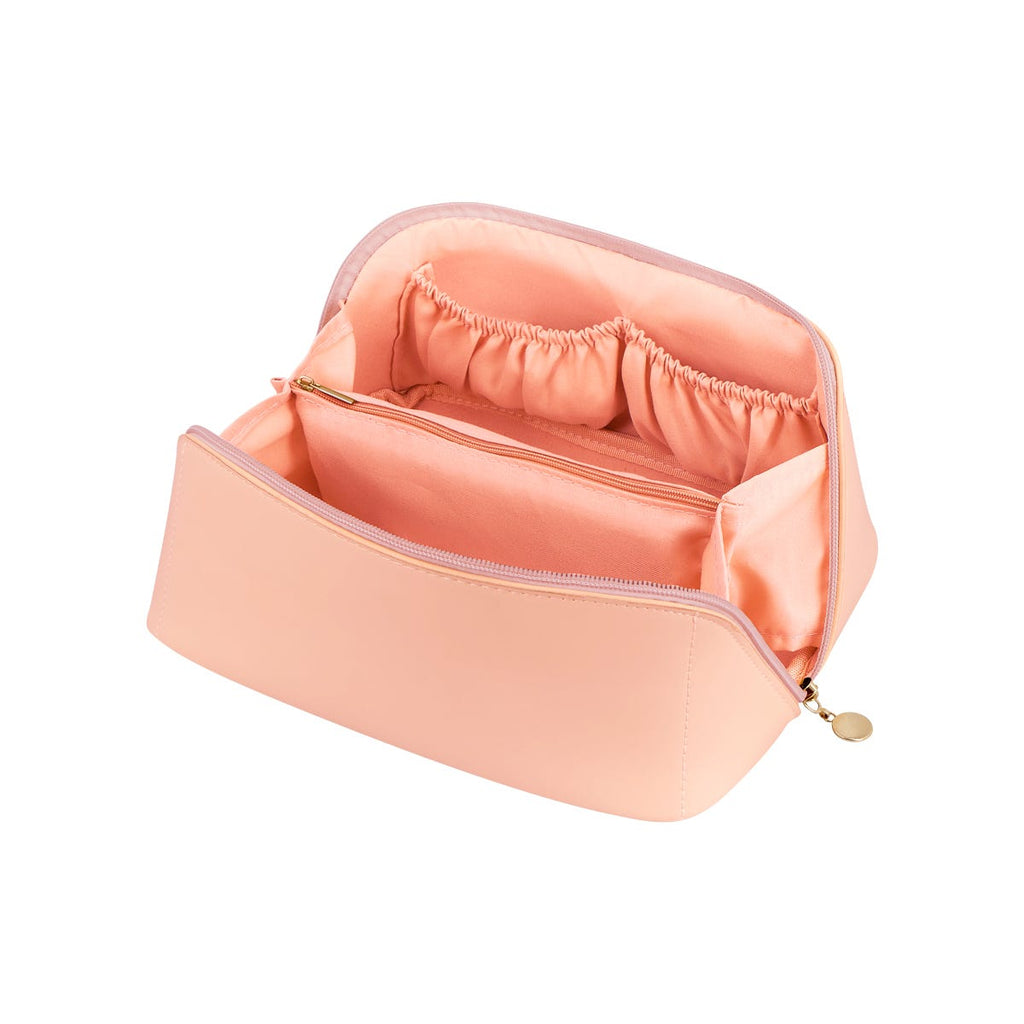 Cosmetiquera de curpiel expandible con tres elásticos organizadores, bolsillo central con cierre y asa personalizada.