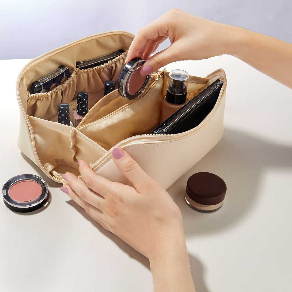 Cosmetiquera de curpiel expandible con tres elásticos organizadores, bolsillo central con cierre y asa personalizada.